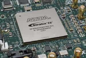 Datei:Legacy/5551b0fc3f44cba1-300px-A FPGA from Altera.jpg