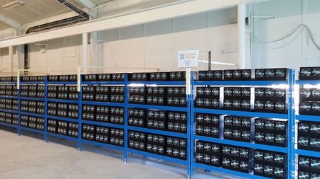 Datei:Legacy/6f1243b5dc5320f8-450px-Cryptocurrency Mining Farm.jpg