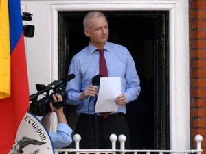 Datei:Legacy/ca9116f601304e0e-300px-Assange.jpg