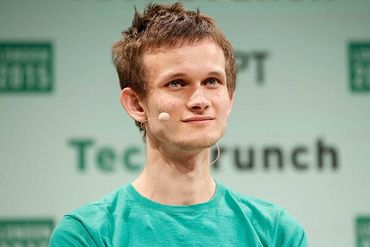 Datei:Legacy/909fac1b9c47644b-370px-Vitalik-buterin.jpg