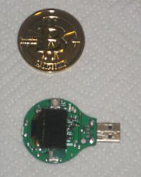 Datei:Legacy/4b7fc4cc81418dfc-200px-Bitsafe-wallet-sizecompare.jpg