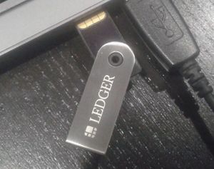 Datei:Legacy/c99d1885f94423f4-300px-Ledger wallet photo.jpg